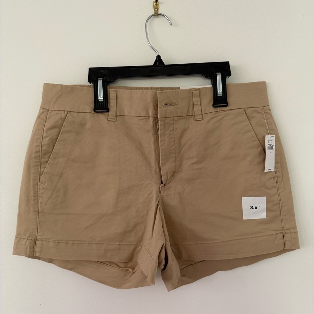 NWT size 6, 3.5 inseam Old Navy Everyday Short mid rise